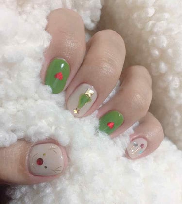 ネイル付け替えました💅

ゆる〜いクリスマス🎄な感じです🎅

親指には
トナカイさん🐎と雪だるまさん⛄️を💅

ツリーは左右に1つづつ🎄

ニットとかに引っかからないように
ホロとワイヤーでフラットにし