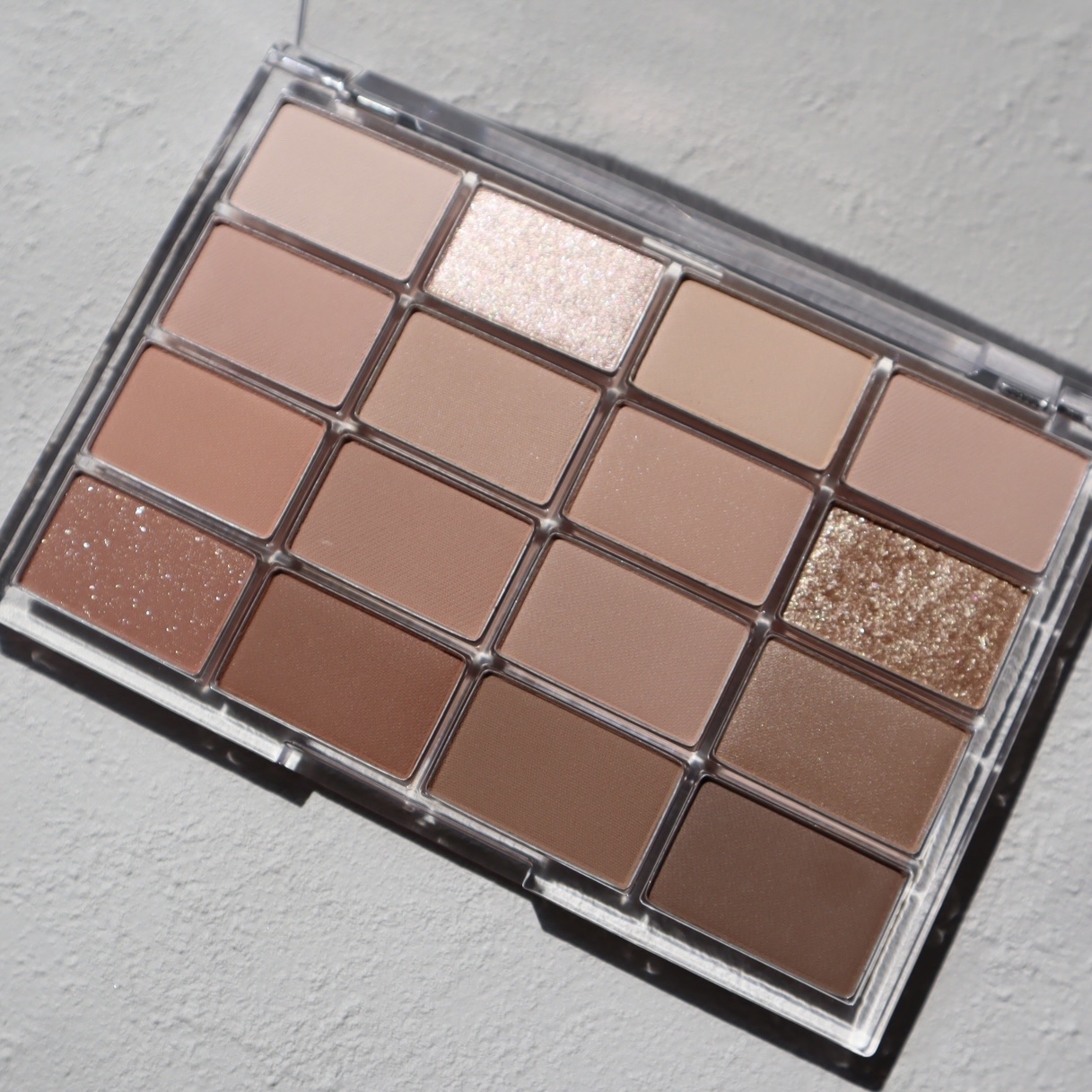 ウェイクメイク
ソフトブラーリングアイパレット
ミュートコーラル

16色のアイシャドウパレット！
マットカラーがメインに
ラメやパールも何色か入ってます！

今っぽい韓国eyeが作れます😊

