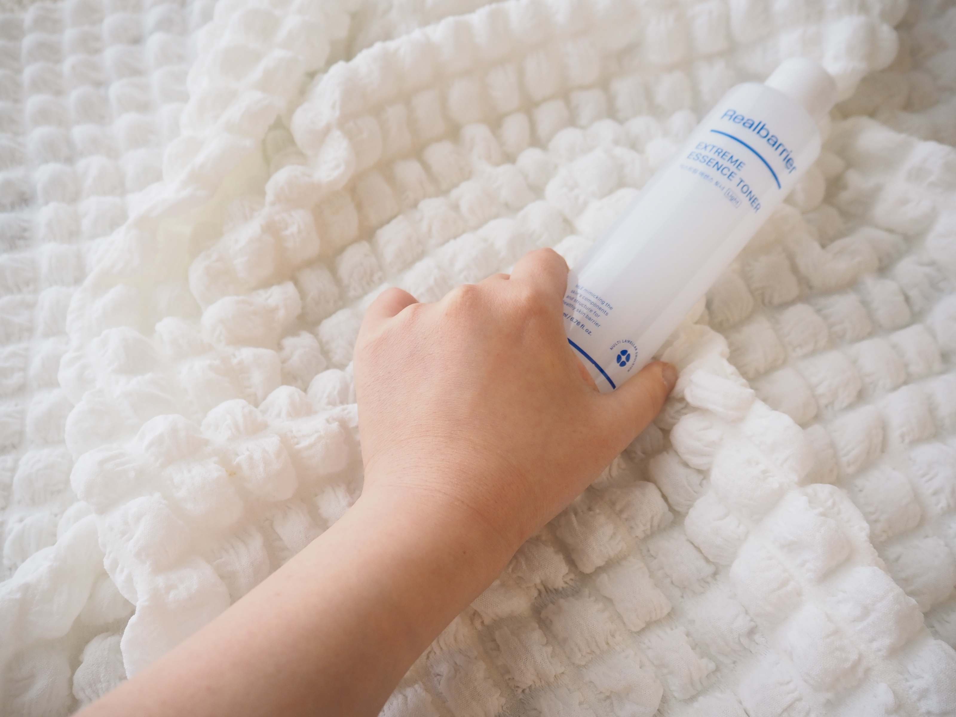 クリームと一緒にエクストリームエッセンストナーライトも使ってみました。

美容液と化粧水の機能を兼ね備えたエッセンスイントナーです。

サラッとしたテクスチャー。
ふき取り化粧水としても使えますが、
私は夜、コットンにたっぷりとなじませてコ