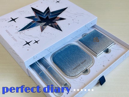 PERFECT DIARY 願い星限定ギフトセットのクチコミ「キラキラ好きにはたまらない😭︎🫶🏻
見てるだけで気分が上がるキラキラ青ラメパッケージ✨
.....」(1枚目)