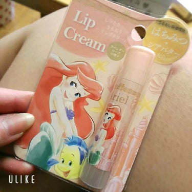 ひっさびさの投稿✨

この前、ドンキーで買ったアリエルのリップ💋

完全にパケ買いだけど。♡笑"

無色でラベンダーローズの香り！！
でも実際は、はちみつの香りがほのかにする感じ～♪

うるおいはバッチ