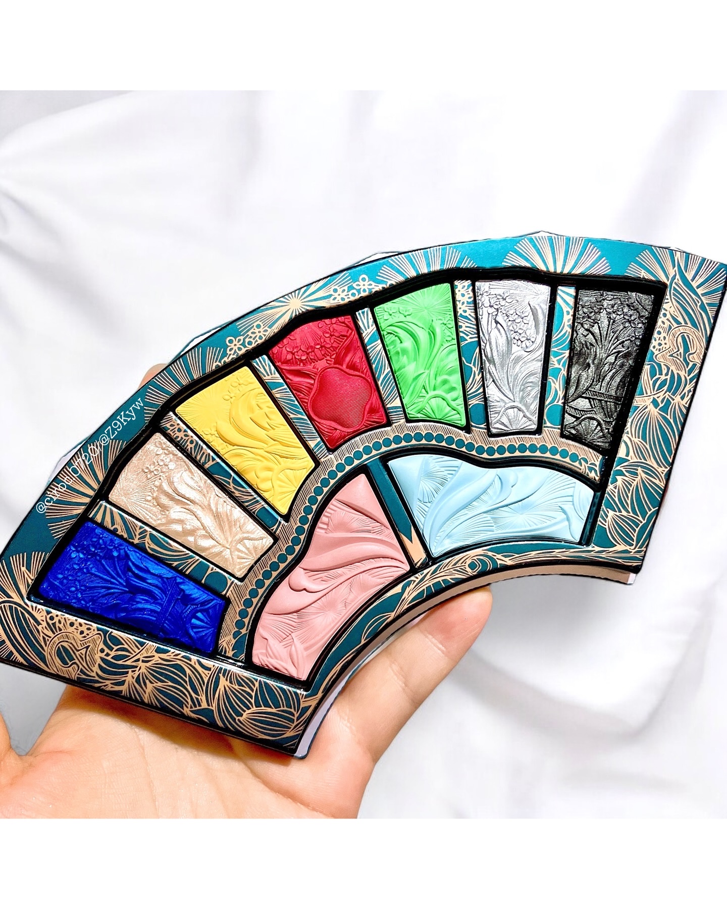 京劇彫刻マルチパレット/花西子/パウダーアイシャドウを使ったクチコミ（2枚目）