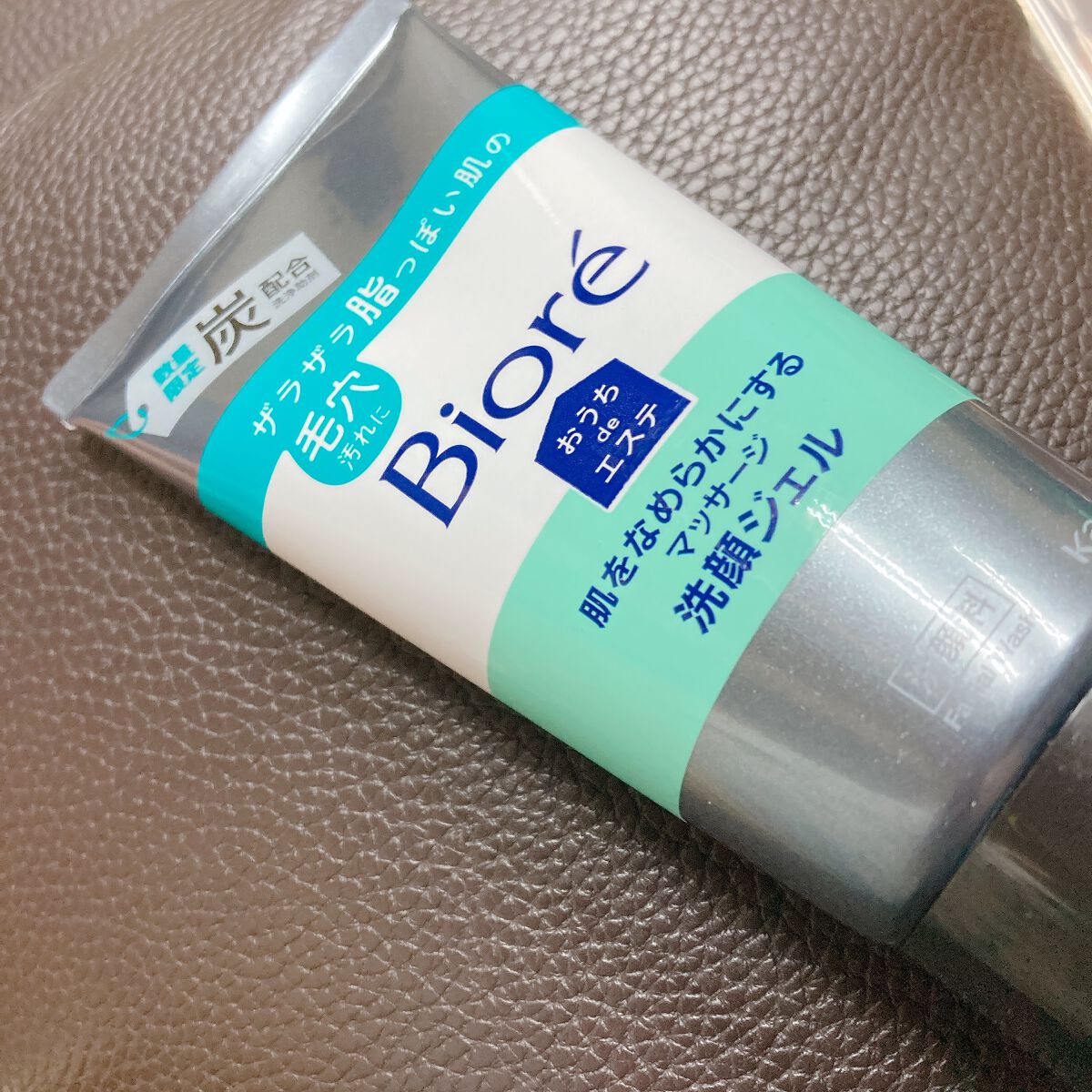 🙆‍♀️ビオレ
       おうちdeエステ 肌をなめらかにする
       マッサージ洗顔ジェル 炭


気になってた炭タイプがたまたまドンキで
売ってたので買いました〜☺️
LIPSで当選した普通の黄色のも使い終わってて
まだしば