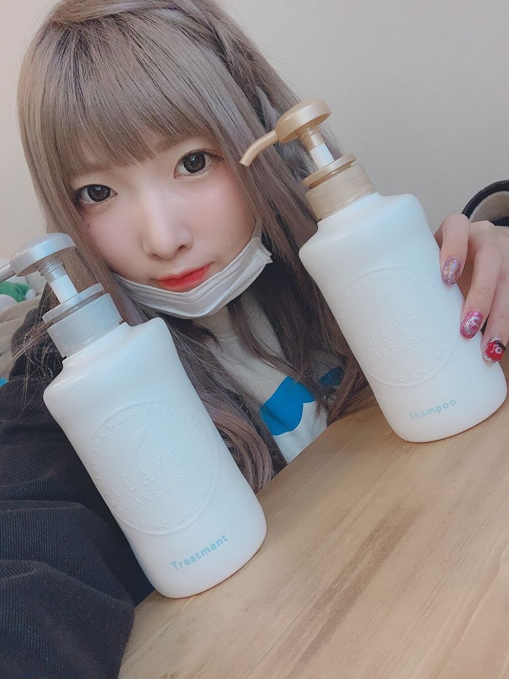 うちが何回もリピートで使ってるCLAYGEのシャンプーとトリートメント☺️✨✨
他のやつ使ってても、また戻って使いたくなるくらいサラサラになってまとまりある髪の毛になる💭💭
匂いも、きつ過ぎずほんのりいい匂いなるからオススメ✨