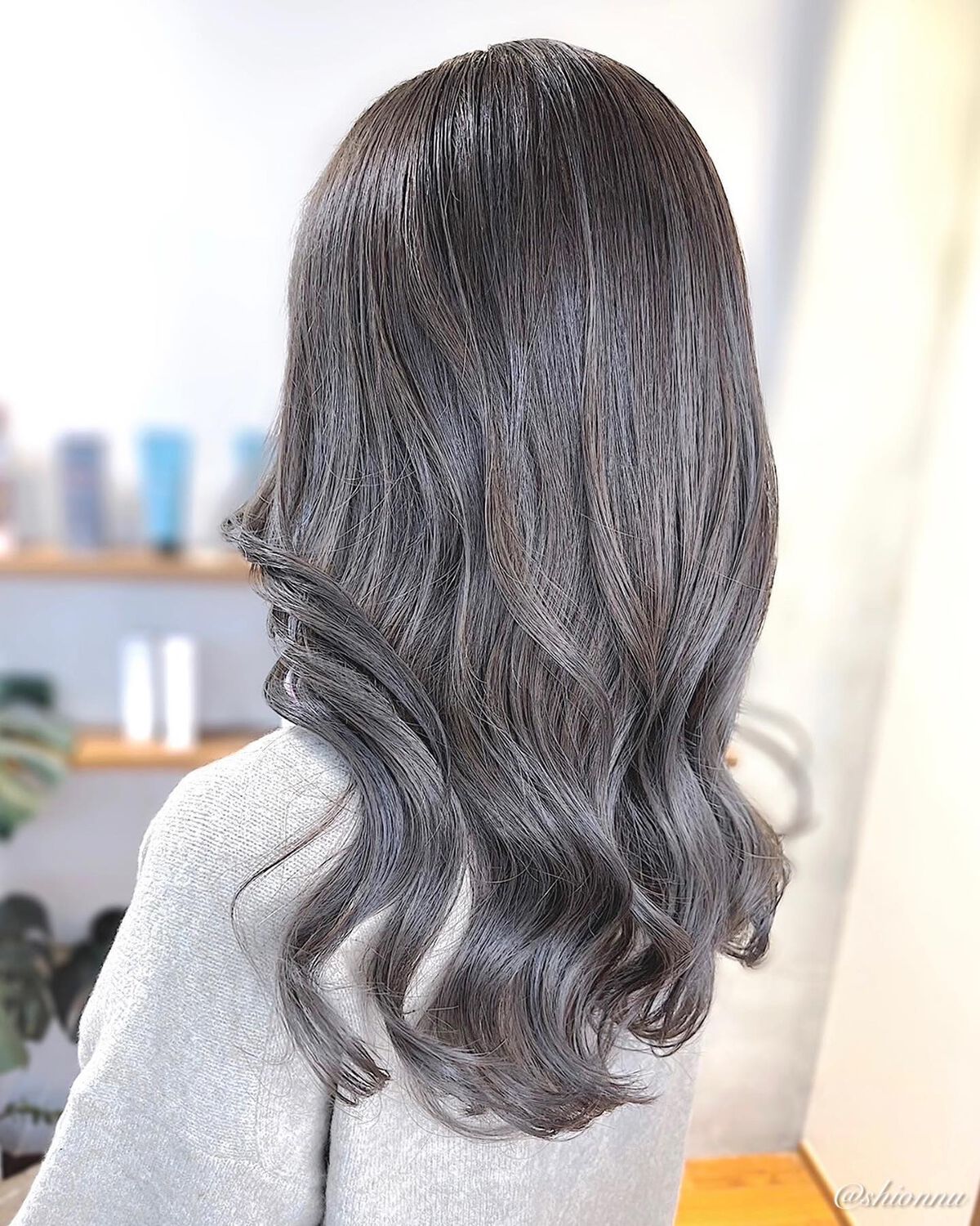 しおんぬ on LIPS 「💇🏼♀️💈Pleaseswipe➠➠シルバーグレージュ🌪🦪⛓..」(2枚目)