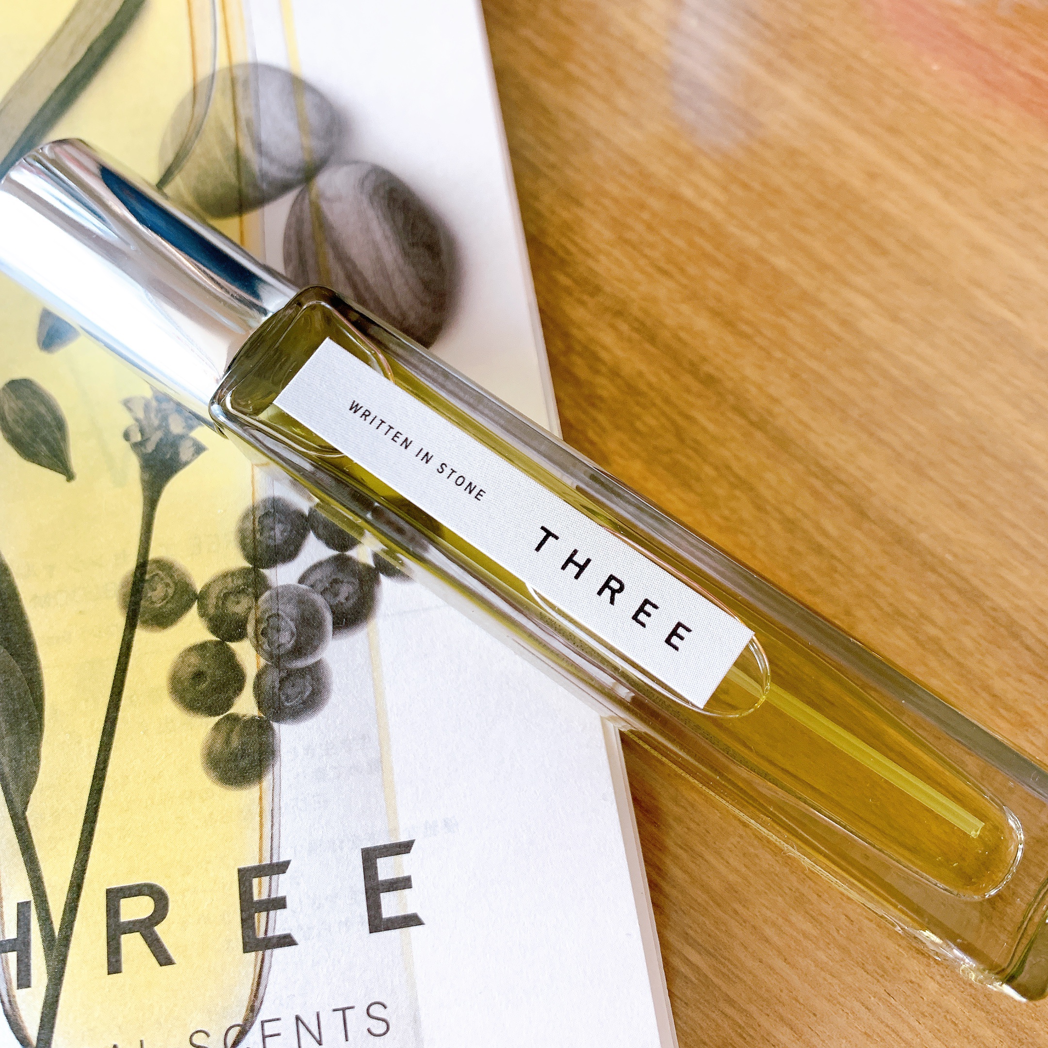 THREE エッセンシャルセンツ 00 WRITTEN IN STONE/THREE/香水(レディース)を使ったクチコミ（2枚目）