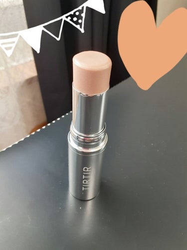 TIRTIR  HIGHLIGHTER(シマー)

スティックタイプのハイライター‼️
色んな方の口コミを拝見した限り、
ファンデの上から塗るとよれてしまうみたい💦
触った感じ、ペタペタしてオイル感があり、仕込みに使うのが良さそうです💡

定番のセザンヌ　パールグロウハイライト(02 ロゼベージュ)とも比較してみました❗
つやんつやん❤
分量間違えたら、テカテカしてしまいそう😭
1度手に出してから、塗って使用していきたいと思います✨

#TIRTIRの画像 その1