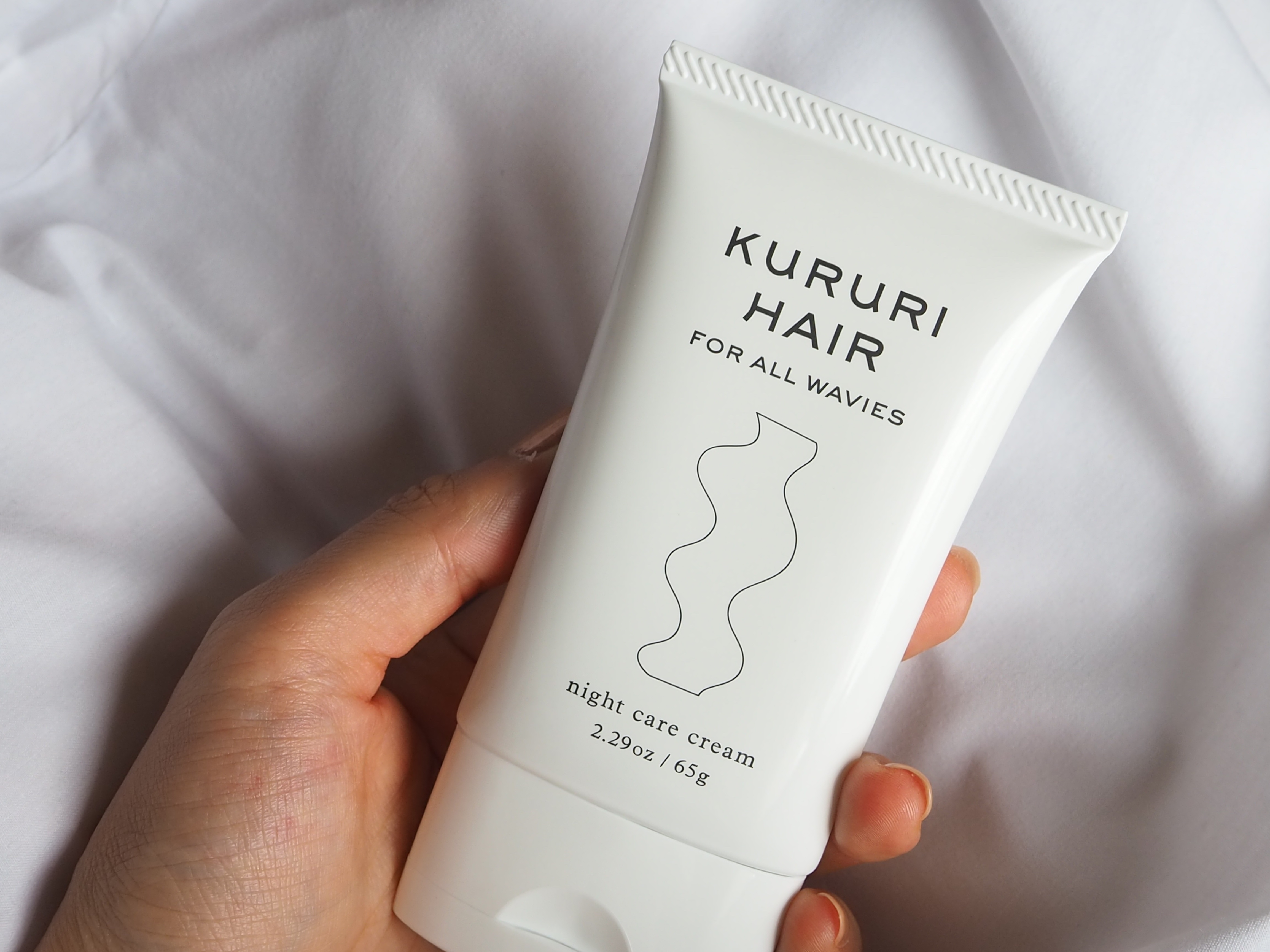 【KURURI HAIR】

くせ毛スペシャリスト監修ヘアクリーム♡

くせ毛や剛毛さんにおすすめしたい、サラサラヘアひ導いてくれるヘアクリーム
タオルドライ後に塗布して乾かすだけ！サラッとした使い心地だけど継続使用するとだんだん寝癖の広が