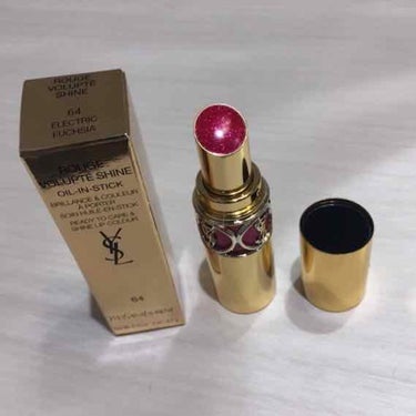 誕生日プレゼントでいただいた #YSL のリップです💄✨

ずーっと高くて手を出せなかったYSL🤣

この色は #限定色 #64番 です！
限定色にだけラメが入っているそうです🤔

保湿力高いです！高発