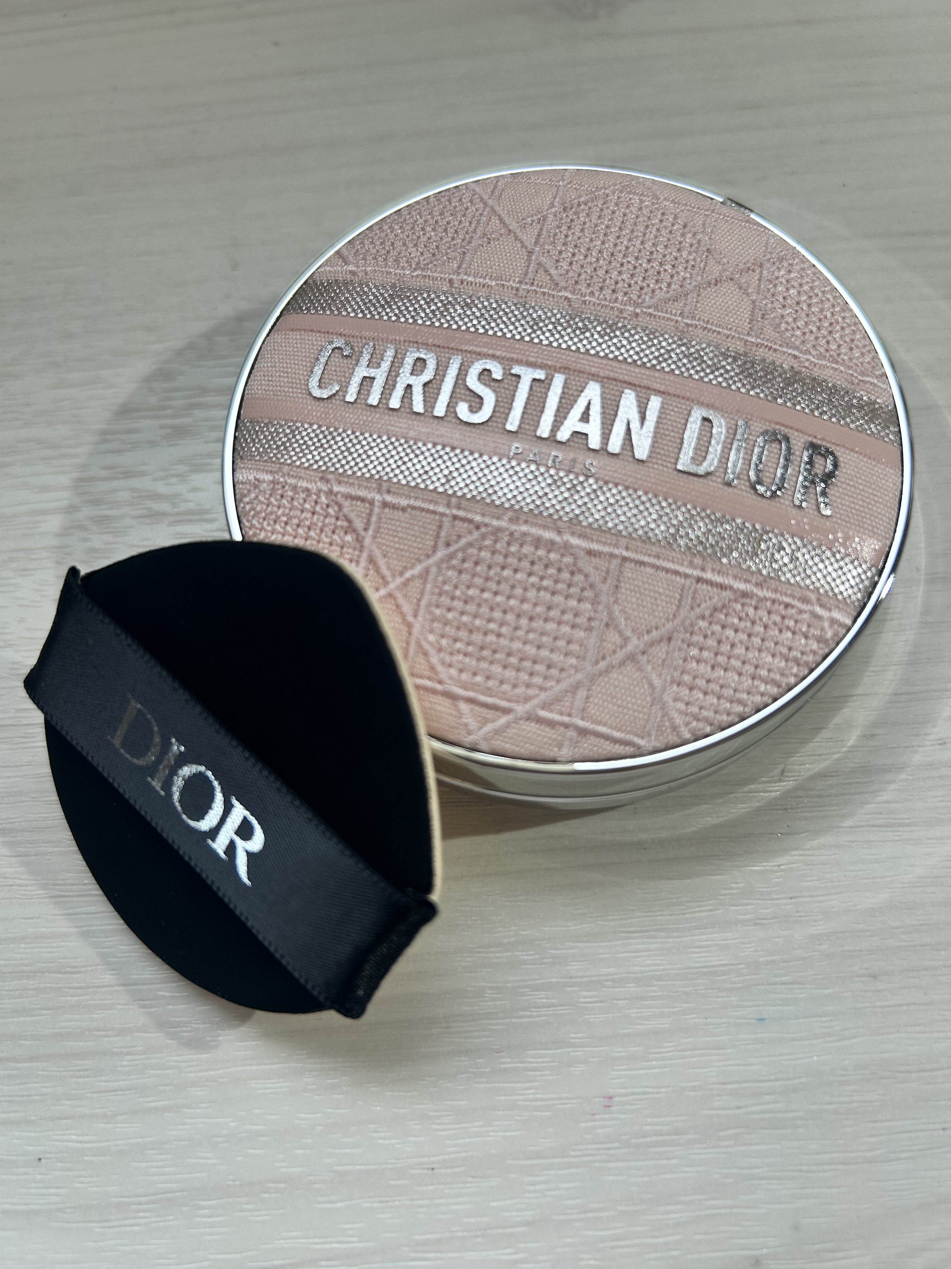 ディオールスキン フォーエヴァー クッション ケース（数量限定品） ピンク エンブロイダード カナ―ジュ ケース/Dior/その他化粧小物を使ったクチコミ（2枚目）