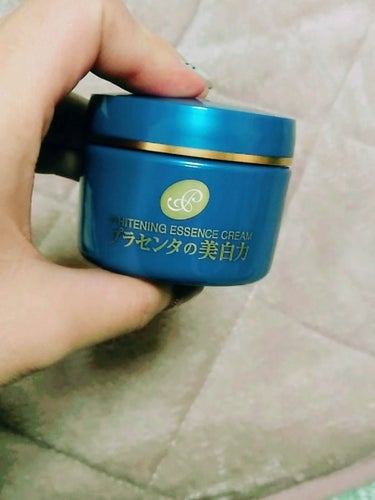 普段行かないドラッグストアに行ったらあったので買ってみました✨

愛用してるアイクリームよりは緩めのクリームなので顔に馴染みやすい。匂いにちょっとクセがある？🤔🤔

2、3日塗ってみたところ肌全体のくす