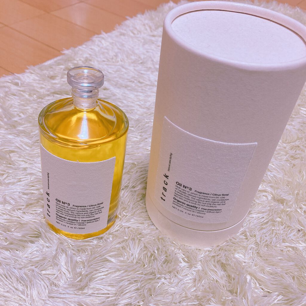 track オイル No3 金木犀の香り🌼
プレゼントで頂きました🎁✨
気になっていたオイルでめちゃくちゃ嬉しい😍

こちらは天然オイルなので
髪の毛だけじゃなく全身に使える✨
顔にも使えてブースターにもなるので
乾燥が酷い時にたまに