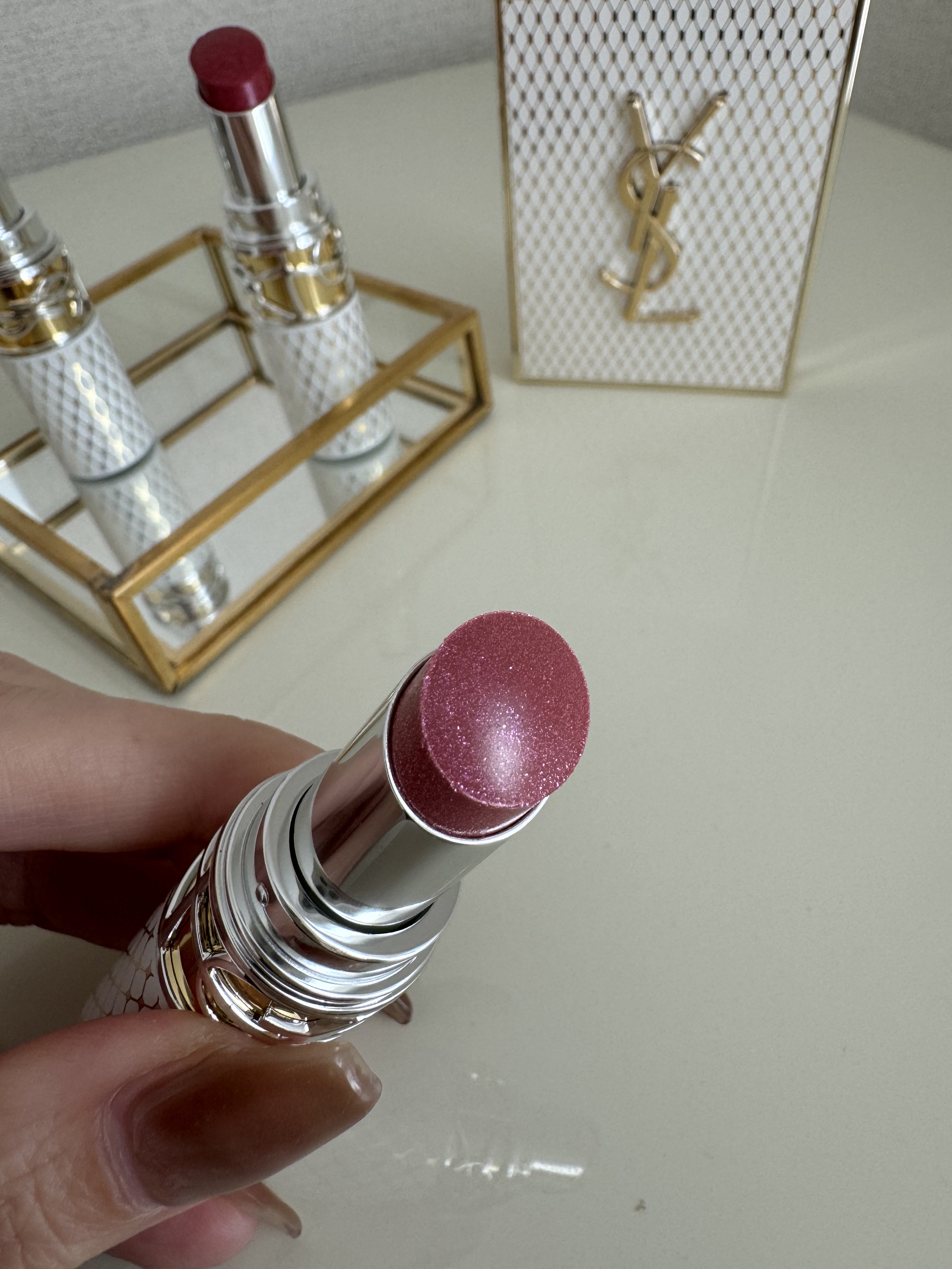 #クリスタルコフレ
#ホリデーコレクション

2024年11月1日発売✨
YVES SAINT LAURENT BEAUTEYSL
ラブシャイン リップスティック
限定カラー209P

209にキラキラを取り入れたリップ。

イヴ・サン