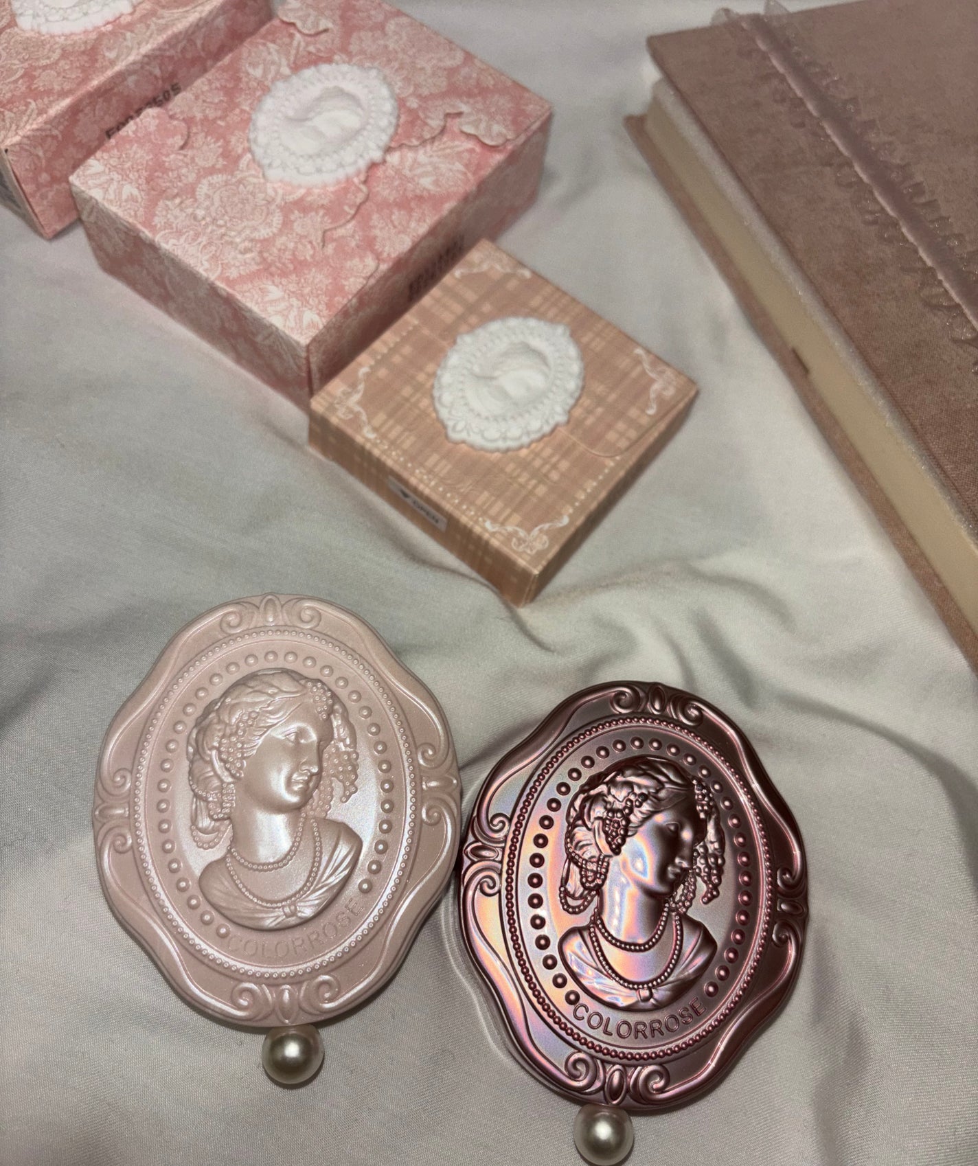 つな on LIPS 「あんこ色と中に月がかいてあるチークですこんな色違うのですか、、..」(1枚目)