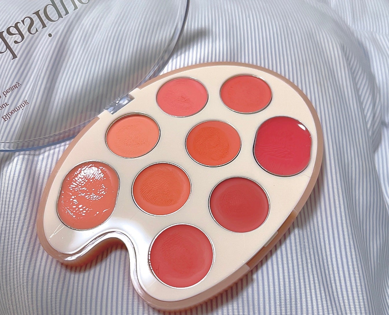 うに on LIPS 「dasiqueの新作、、、やっと届いた!!!まずパレット!手の..」(4枚目)
