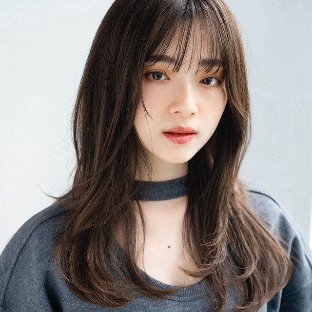 セミロングヘアの女性