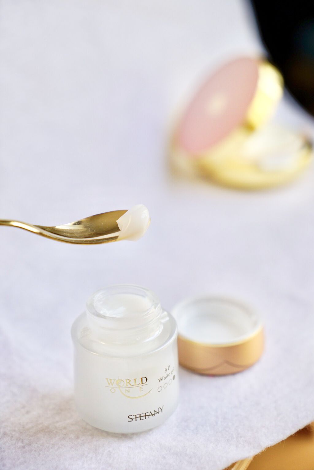 WORLD ONE アクティブパワーホワイトジェル/ステファニー/フェイスクリームを使ったクチコミ（3枚目）