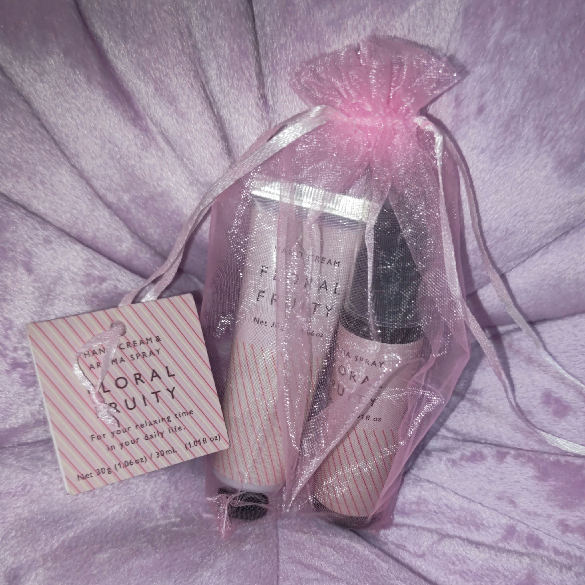 DAISO アロマスプレーSBのクチコミ「ふんわりさっぱり香るボディミスト。
こちらはDAISOで購入したアロマスプレーSBフローラルフ.....」（1枚目）