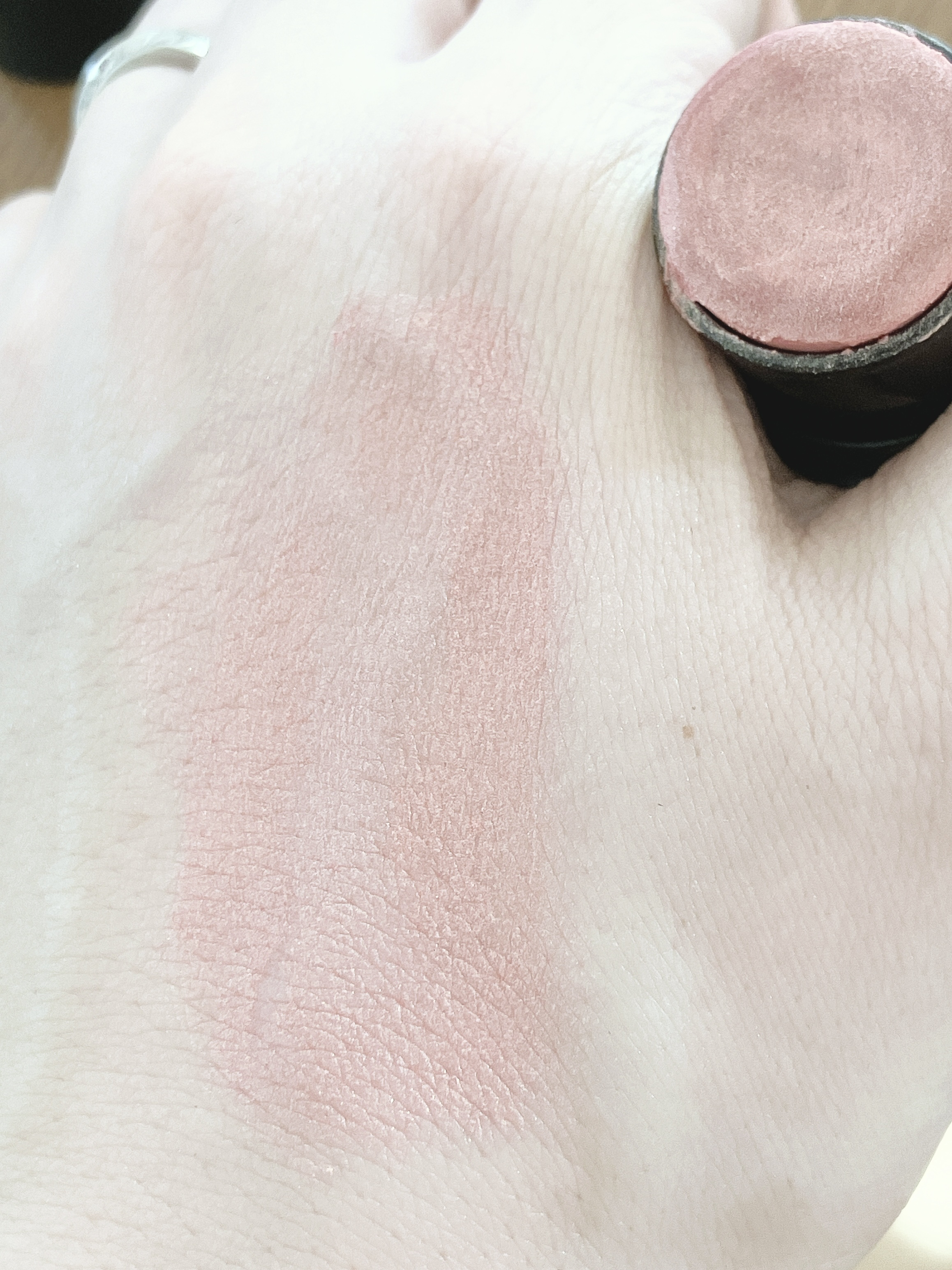 NARS ミニオーガズム ブラッシュデュオのクチコミ「◎微細なラメ入りでつやと血色感をプラスできるマルチカラー
◎柔らかい肌あたりでさらっとした仕上.....」（2枚目）