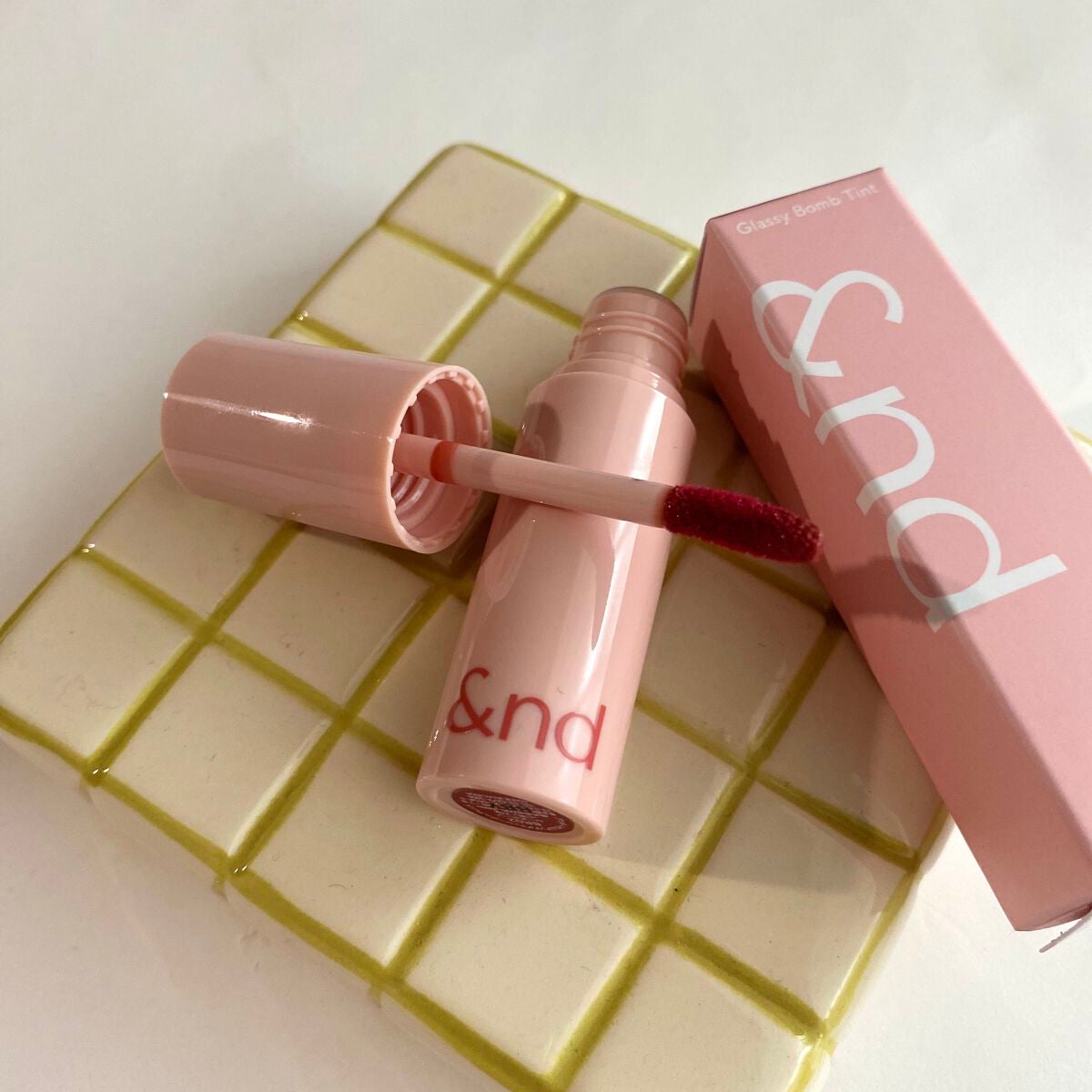 アンドバイロムアンド グラッシーボムティント/&nd by rom&nd/リップティントを使ったクチコミ(2枚目)