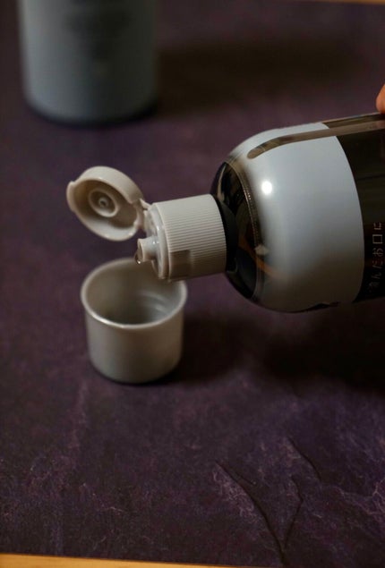 小林製薬 SUMIGAKI/マウスリンスSG のクチコミ「
/
何これ真っ黒〜‼︎
炭の力で吸着してお口スッキリ✨✨
\
長引くマスク生活でお口のニオ.....」(3枚目)