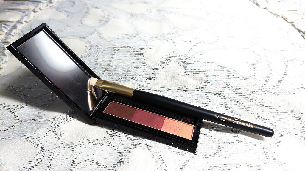 BR-3

もともとアイブロウはペンシルしか使っていなかったけど、
髪の毛を赤み強めのブラウンにしてからというもの、合う色が微妙に少なく

パウダーアイブロウは苦手だったけど（なんかうまく書けなくて）
しぶしぶ購入したのがつい先