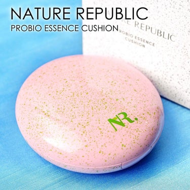 
韓国の自然派スキンケアブランド「NATURE REPUBLIC(ネイチャーリパブリック)」の“菌活ファンデ”を使わせて頂いた。

■ネイチャーリパブリック PROBIO エッセンスクッション
　 (15g 税込2,640円 SPF30・PA++ 全3色)

日本人の肌に合う色味やテクスチャにするため、日韓共同開発したクッションファンデ。
昨年11月発売以来、SNSでも話題。

CICA成分＆乳酸菌・ビフィズス菌・酵母菌由来成分配合で、美肌菌が住みやすい環境を目指したとのこと。

パッケージが恐竜のたまごみたいで可愛い🥚
天然石をイメージしてるんだって。

カラーは全3色で、使用したのは「＃23 ナチュラルベージュ」。

スポンジでクッションを押すと、結構たくさん付くので、押さえすぎ注意。

肌にポンポンと乗せると、ムラにならずにキレイに密着する。

仕上がりは薄付きで、みずみずしいツヤ感が✨
自然なツヤ肌で、元々の肌が美しい人に見える💛

カバー力は程々なので、シミなどはコンシーラーを使う方が良さげ。

メイク持ちは、オイリー肌の私だとちょっとテカリやすかった。
パウダーで押さえると戻る程度だけど。

保湿感たっぷりなので、乾燥肌の人には良いと思う☺


#ネイチャーリパブリック #naturerepublic #PROBIOエッセンスクッション #クッションファンデ #菌活ファンデ #美肌菌 #乳酸菌 #新作コスメ #恋咲きピンク #ファンデーション #韓国コスメ #ロフトコスメ
#コスメ好きさんと繋がりたい #コスメ #コスメレビュー #スキンケア好きさんと繋がりたい #あか抜け宣言  #本音レポ の画像 その0