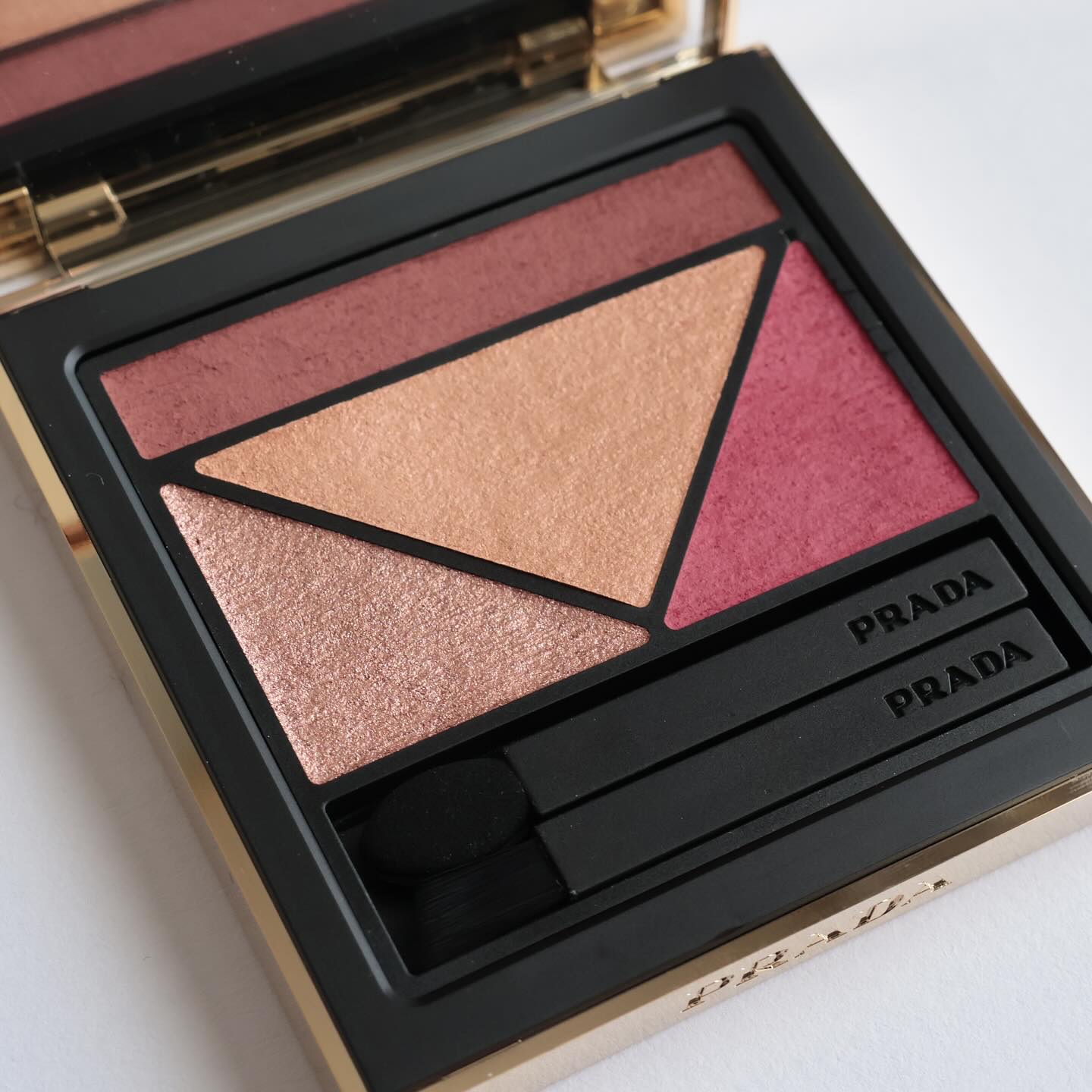 PRADA プラダ　ダイメンションズ　マルチエフェクト　アイシャドウ　08 ダイメンションズ マルチエフェクト アイシャドウ 08 パンジー