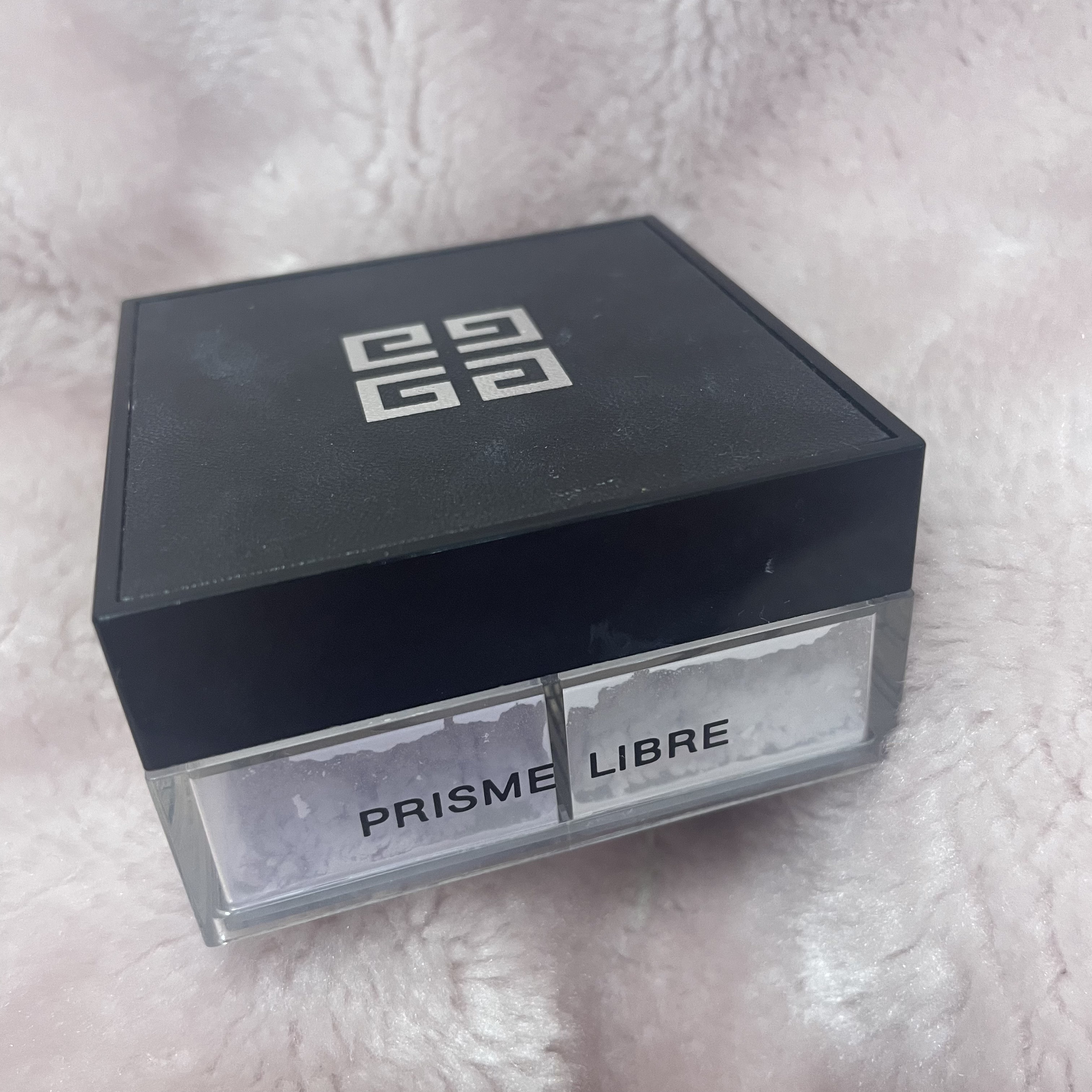 つけたときは良さが分かりませんでしたが時間が経っても粉っぽくならずテカリなどある程度メイクをキープできていました。少し明るくなりますが肌馴染みは良いです。なかなか減らないのでコスパは悪くない気がします🌟

#GIVENCHY #プリズム・