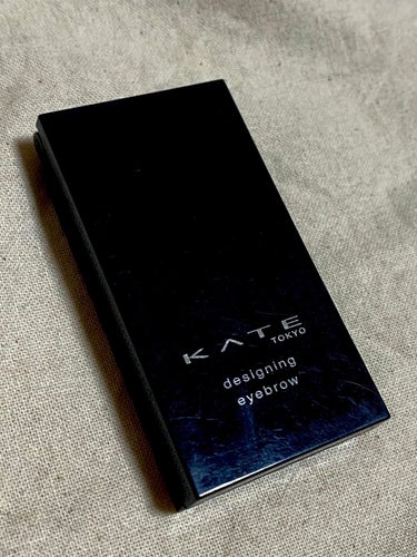 KATE デザイニングアイブロウ3D EX-5 ブラウン系

レビューを書こう書こうと思いつつ、頻繁に使っているのに時間ばかりが過ぎて今更ながらのレビューです😂

誰もがご存知&高評価なアイブロウパウダーだったので、気になって購入した思い出です。

付属のブラシでも他のブラシでも使いやすく、しかも落ちにくいのでとても重宝しています。とてもコンパクトなので持ち歩きやすく、万が一落ちてしまってもさっと書き直せるのも◎

私は自眉が濃く黒いのですが、こちらの色味だと眉マスカラをしなくても自眉がが浮いてこない点がお気に入りです。気のせいかもしれませんが、薄い色から濃い色になるにつれて、粉質が固く？粘りけがある？ようになっていくのも面白く、ふんわりとした眉がかけるのに、眉のないところはしっかり色づけられ、落ちにくいのに一役かっているのかも。と感じました。

書き方は以前は濃い色から順に眉尻から全体にかけて書いていましたが、今は下2色で眉全体を書き、毛の足りないところを上2色を混ぜて足す方にしています。後者の方が濃く書きすぎることが無いので、時短になるかと思います。

最近はグレーのアイブロウペンシルで眉を書くだけの日や、眉マスカラ使用前提で明るい色を使用することも多いので、毎日使用している訳ではありませんが、色選びに困ったときや絶対失敗したくないときなどは手に取ることが多い必須アイテムです。

 #私のメイク必需品 の画像 その0