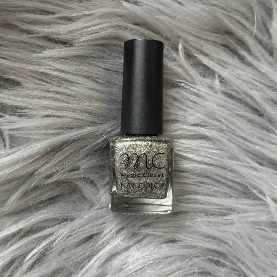 3COINS MCクリスタルネイルのクチコミ「🩶3COINS/MCクリスタルネイル

・キラキラというよりギラギラ✨
・夏ネイルに🌻..」（1枚目）