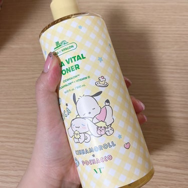 VTシカバイタル トナー

サンリオコラボパッケージのものを購入しました！

元々気になっていたんですが、シナモンとポチャッコ好きとしては買わざるを得なかった笑

まず第一印象としてはでっか！！！でした笑

結構重さもあって驚きました笑


トナーといってもサラサラしたテクスチャーではなく、ジェル系のとろっとしたテクスチャーです。
使い心地としては、しっとり系トナーかなぁと思います！
柑橘系の爽やかな香りでリフレッシュできます。

大容量なので、デコルテなど色んな部分に使えていいなぁと思いました！

しっとり系のジェル系トナーを探してる方はぜひ〜！

#化粧水　#トナー　#VTの画像 その1