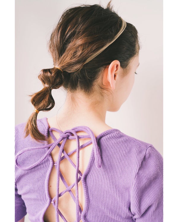 オールバック一つ結びの女性