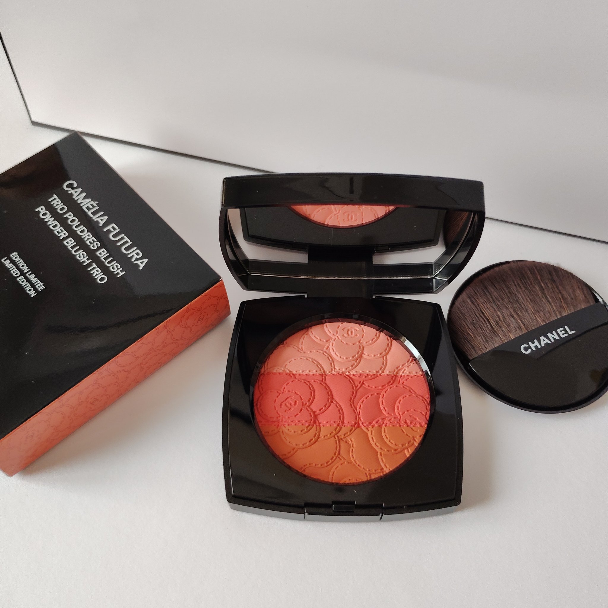 カメリア フトゥーラ/CHANEL/パウダーチークを使ったクチコミ（2枚目）