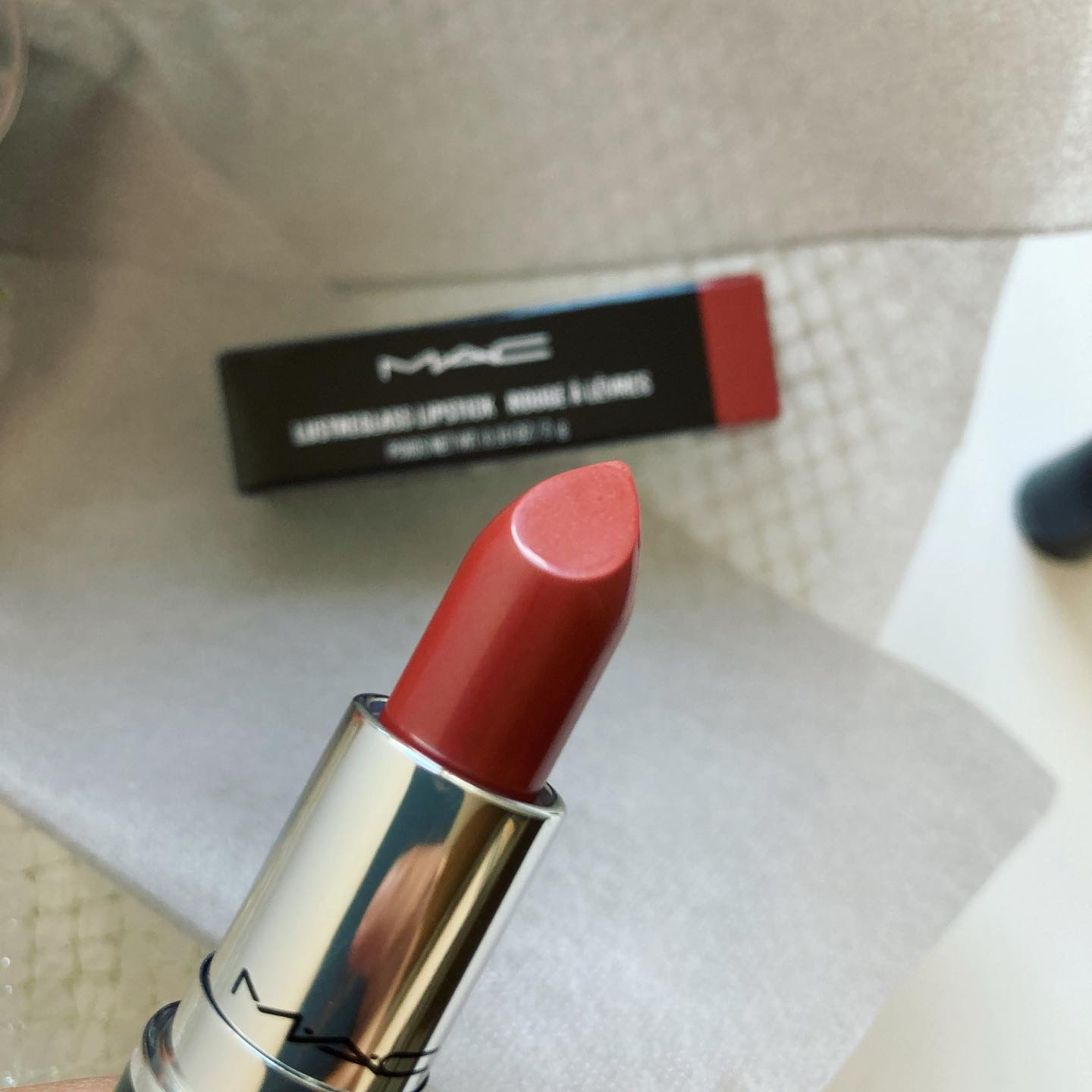 ♔.
.
❄️MACラスターガラス リップスティック
♡ビジネスカジュアル（ウォームレッド ヌード）

テクスチャーもパッケージもアップグレードした大人気のラスターリップスティック💄

唇に優しい成分が配合されたそうで、滑らかで軽い付け心