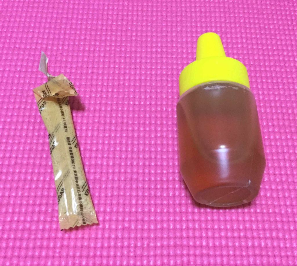 食べる為ではありません☺️
蜂蜜と砂糖を混ぜてリップスクラブを作っています。

自己流なのでこれでいいのかわかりませんが、コンタクトケースに蜂蜜少し多めの割合で砂糖と混ぜてくちびるにグルグル付けます🐝

シットリしているような…
簡単なの