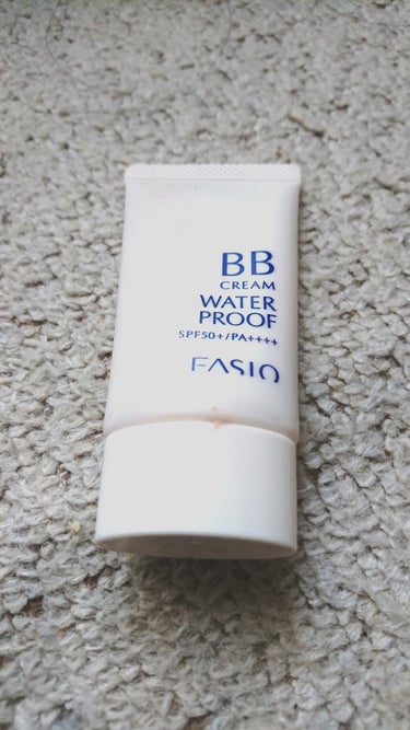 01を購入。

SPF50 PA++++でBBなので夏には最高！
夏場は、下地を塗り重ねると崩れやすくなるので、これだけでもカバー力も◎
テカりや崩れもあまり気にならないです。

サイズも大きくないので