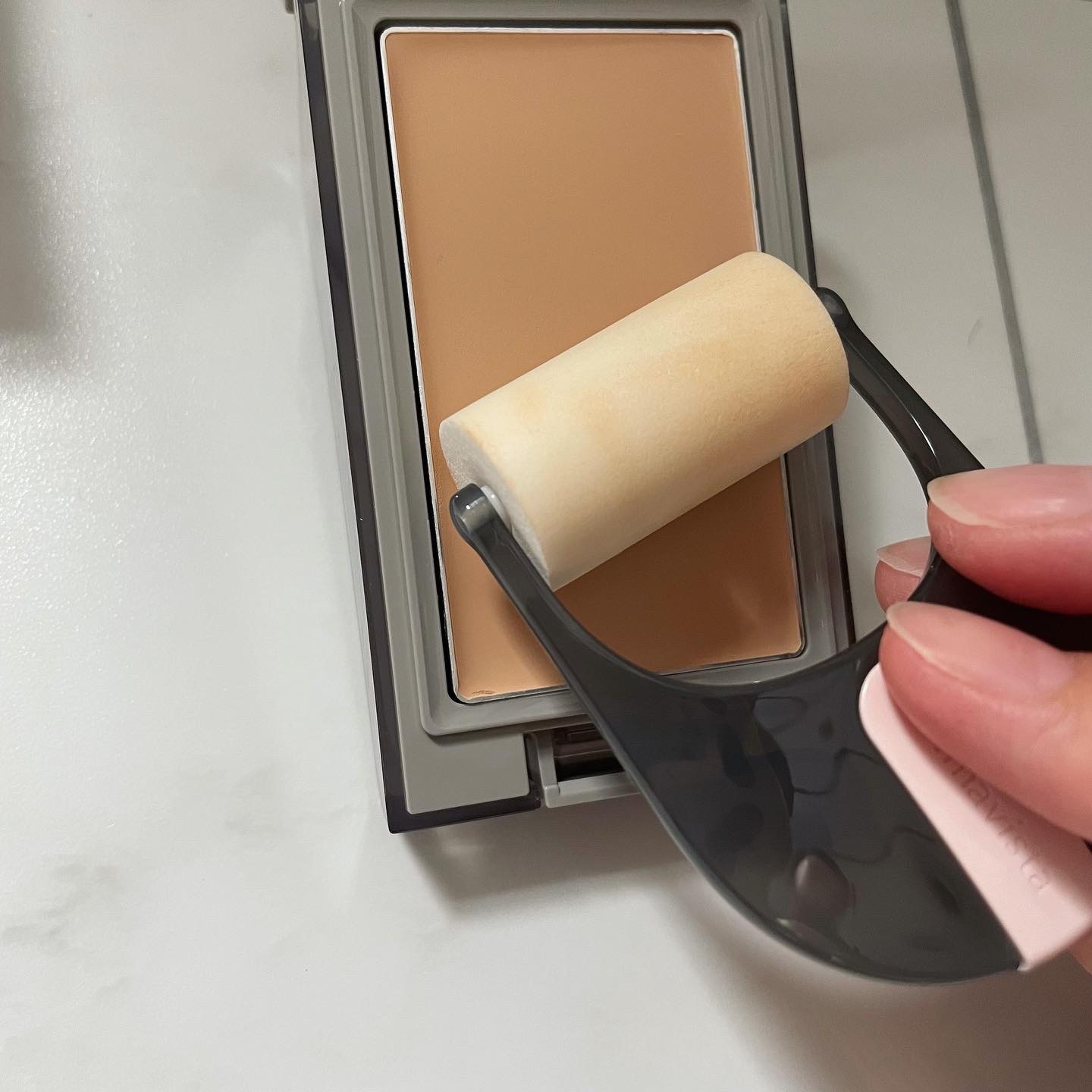 プリマヴィスタ デイトリートメントバーム 〈ローラータイプ〉 スターターセット(レフィル10g+専用コンパクトケース+専用クッションローラー) オークル05/プリマヴィスタ/その他ファンデーションを使ったクチコミ（2枚目）