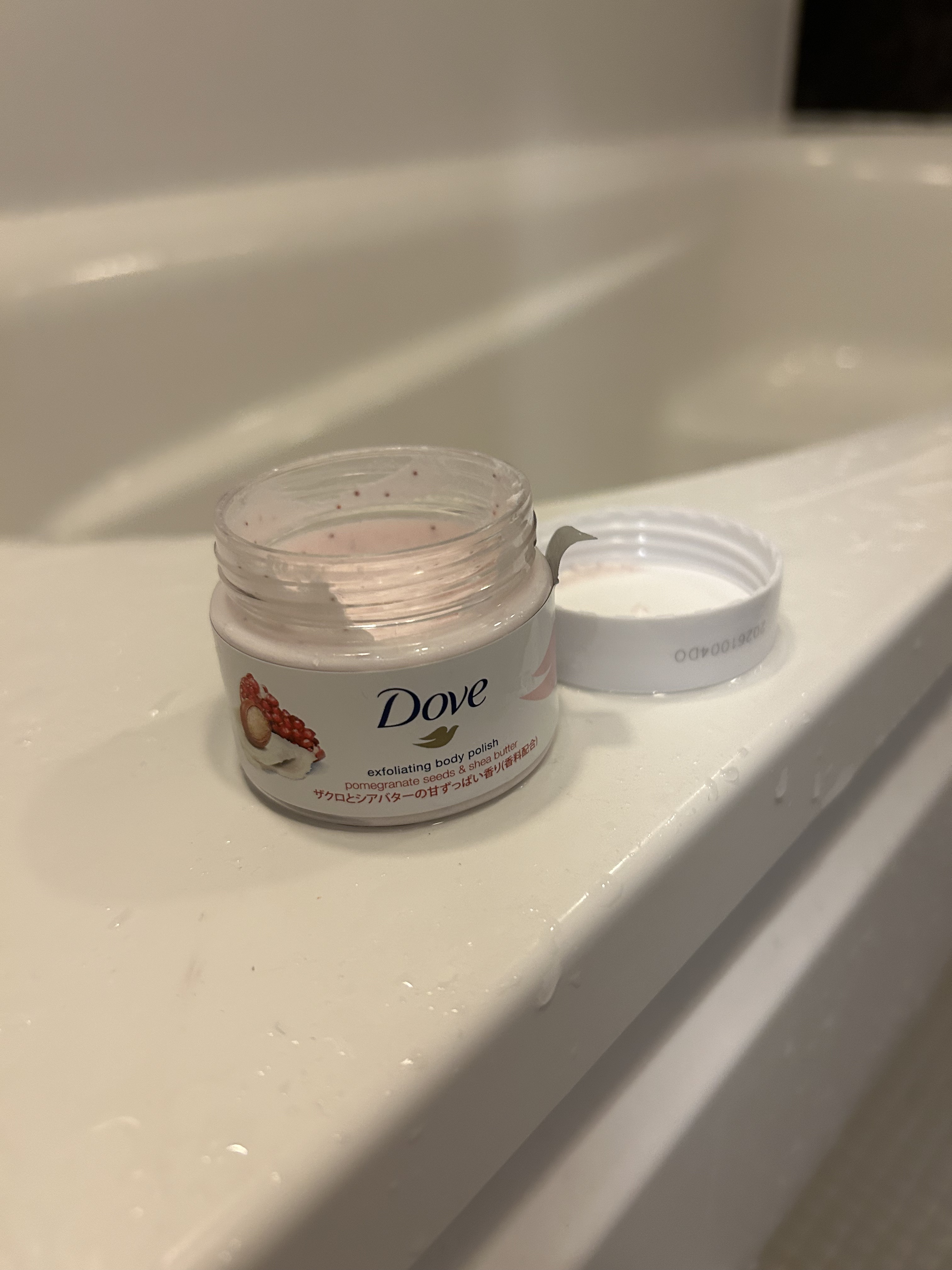 ダヴ ふわとろクリーミースクラブ ザクロ＆シアバター/ダヴ/ボディスクラブを使ったクチコミ（1枚目）