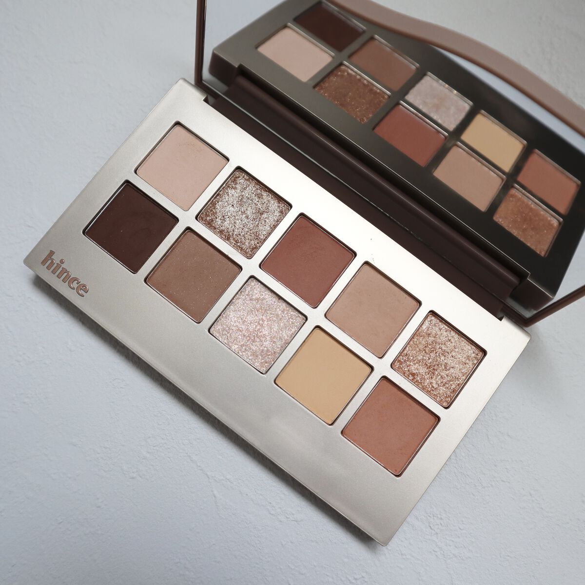 hinceニューデップスアイシャドウパレット
05ニュー・ビギニング

コーラル、ブラウン、イエローなど
ウォーム系カラーのパレットです

マットカラーとラメで構成されていて
韓国っぽいメイクがしやすいです！

発色も良くラメも密着感あり。