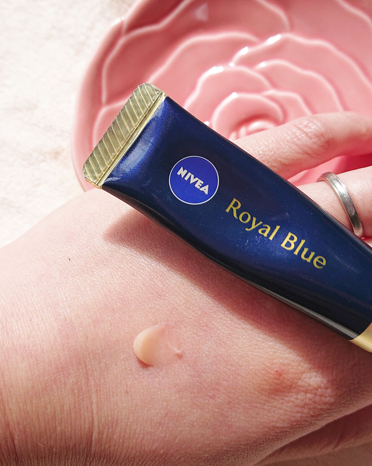 ニベア　ロイヤルブルーリップ　濃密美容ケア/ニベア/リップ美容液を使ったクチコミ（2枚目）