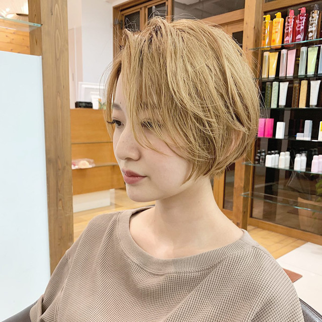 金髪ショートカットの女性