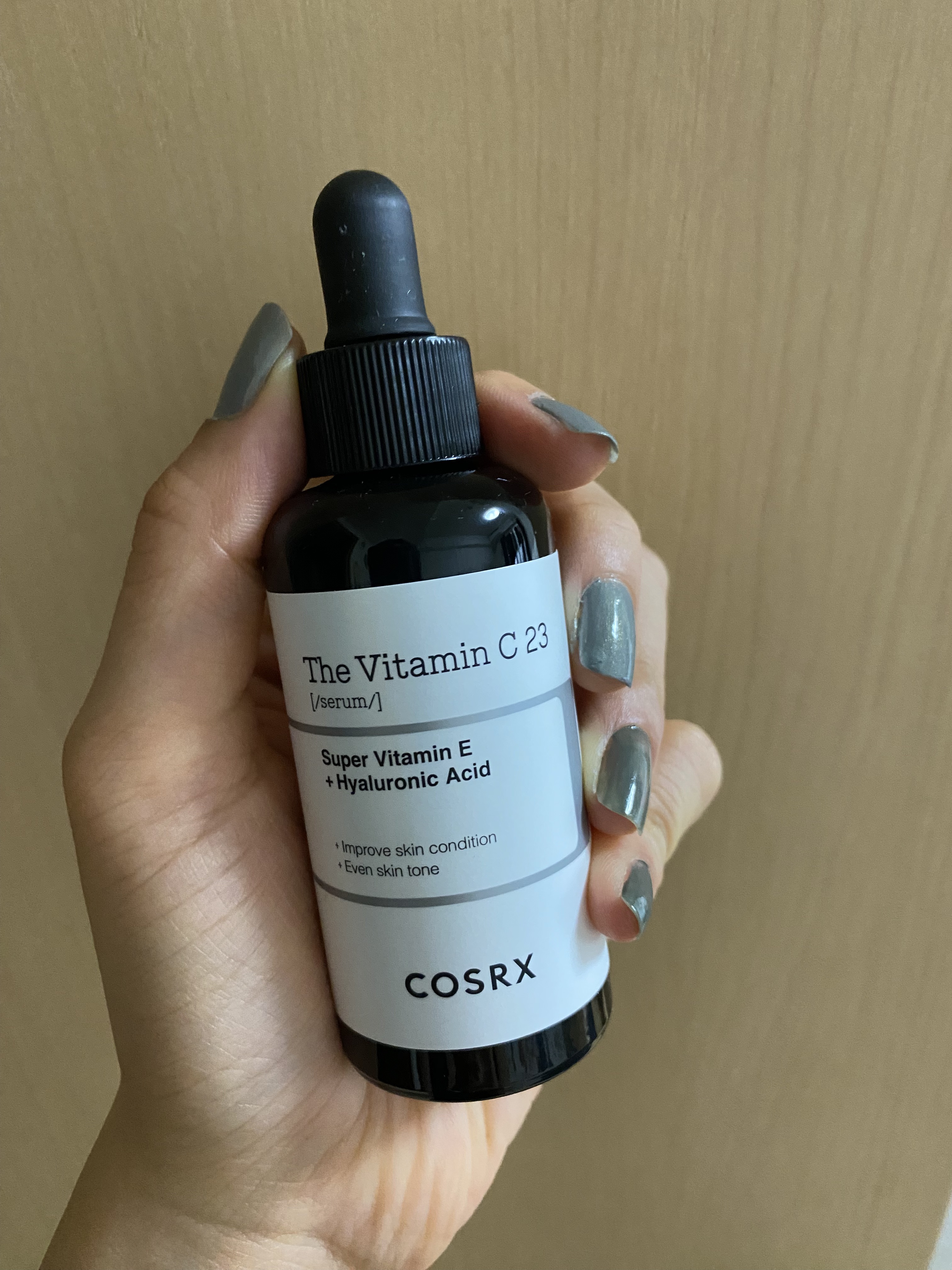 朝に使いがちビタミンC
ヒョクくんのおすすめしてたから脳死でポチった、良かった🫶🏻

濃度が濃いだけあって香りが強め
上からスキンケアしてメイクしても日中も残ってるなぁという感じ。こんなに長く残るの珍しいような。使用量多かったかな🧐
