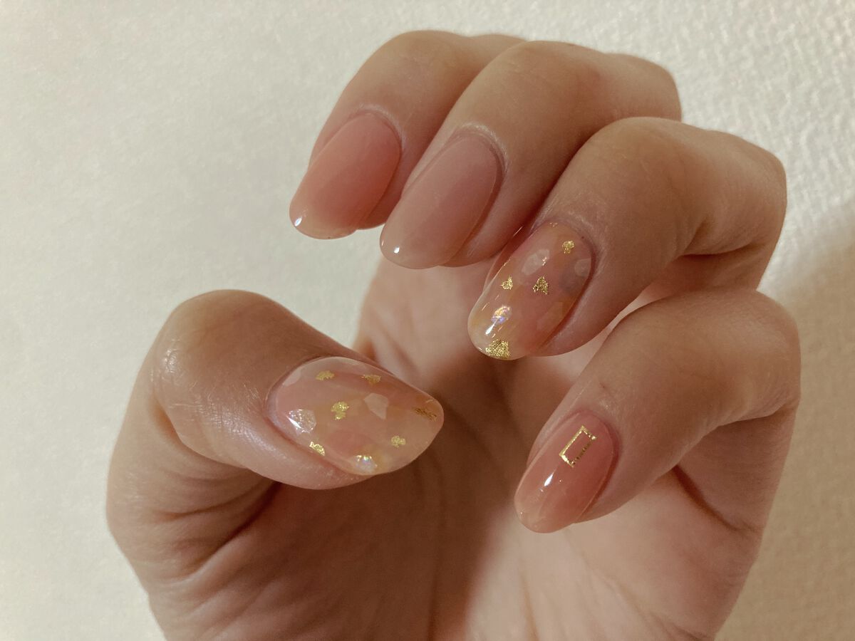 思ったよりも肌に馴染み、トップコートを塗るとサロンに行ったみたいにツヤツヤぷっくりになります。
2週間ぐらいで爪の隙間に髪の毛がひっかかるようになりますが、見た目はまだまだ綺麗でした。
オフはリムーバーを使えば自爪をほとんど傷つけることなく