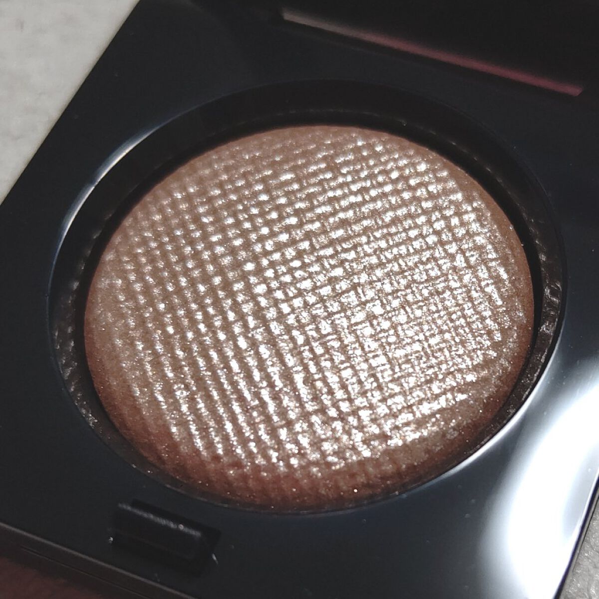 リュクスアイシャドウ L16 サンストーン(限定パッケージ)/BOBBI BROWN/単色アイシャドウを使ったクチコミ（2枚目）