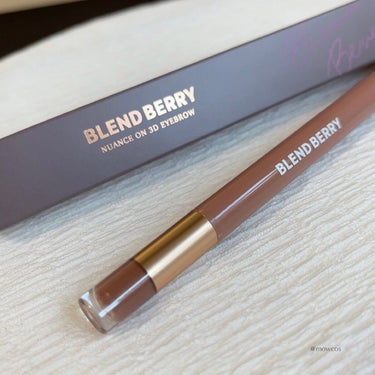 むしろ涙袋に！

──────────────

BLEND BERRY
ニュアンスオン 3Dアイブロウ
002 ピンクブラウン&ニュアンスカシス

──────────────

リキッドタイプとパウダーチップの
デュアルエンドになっているアイブロウ。

リキッドは失敗しようがない程
薄づき発色なのでスウォッチは
3往復くらいしています。

コシの強い穂先でブレないから
狙ったところに描きやすい◎
ただ薄めだからわたしのように
毛がない部分が結構ある人だと
何往復もして時間かかっちゃうかも。

むしろこのアイテムの薄さを活かして
涙袋の影用に使うのが良かった🤍

パウダーの方はベタっとつかないから
めちゃくちゃ自然。

最初パールが入ってるのが
どうなのかな？と思ったけど
隙間をきっちり埋めきらなくても
パールがちらちら反射してくれる
おかけで隙間が目立たず
いい感じの抜け感に👏🏻

アイシャドウとしても使えちゃいそうだし
お泊まりの多い人におすすめの
アイテムでした！


 #本音レポ の画像 その0