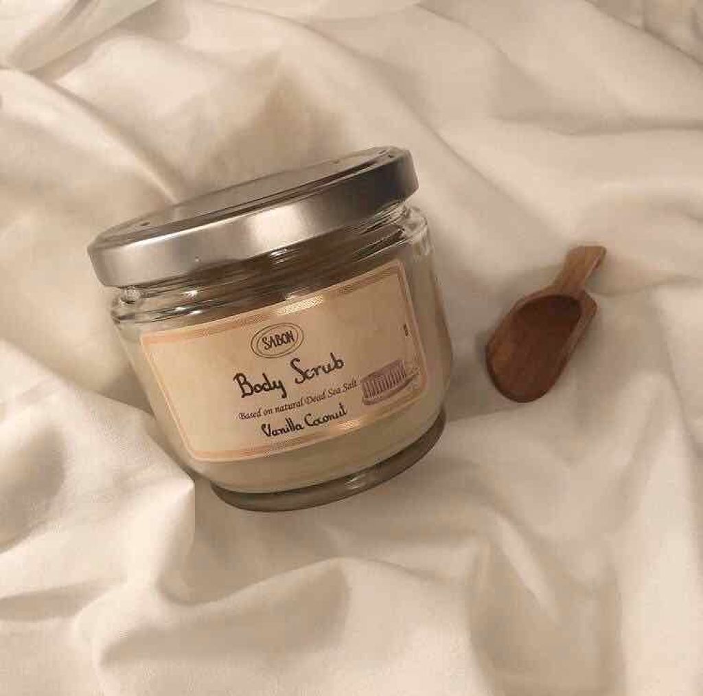 SABONのボディースクラブ
誰かに触らせたくなるくらいお肌が本当にしゅべしゅべふわふわになる、、
私の使ってる香りはバニラココナッツなんだけど甘い香りで癒される🍨♡
けど塩だからすり傷ある時には結構染みて痛い、、
なのでお肌が敏感な方と