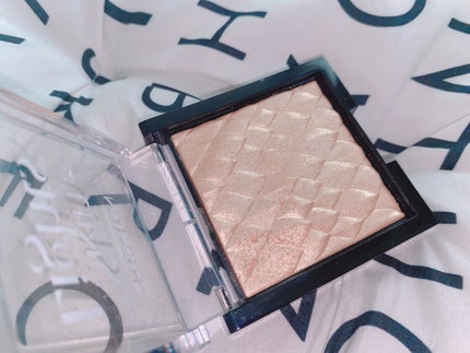 スキンライト プリズマティック ハイライター/REVLON/プレストパウダーを使ったクチコミ(1枚目)