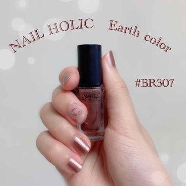 ＼単体でもオシャレに決まる✨／
ネイルホリックのブラウンカラーを紹介します〜！

----------------------
NAIL HOLIC
br307
----------------------

初めて付けたのに
一番好きなカラーになりました笑←


メタリックっぽいブラウンにゴールドラメがたくさん入っていて、とっっても可愛いカラーです🥺

ゴールドっぽく見えるんだけどピンク味もあって付けやすいカラーだなと思いました


写真は付けてから2.3日たったものなので少しハゲてしまっています💦


私は爪が小さくて短くて、、ネイルがあまり綺麗に見えないのがコンプレックス😢

ただ爪の形はもうどうしようもないので、、笑
少しでも爪が長く見えるように、ネイルを爪全体には塗らず、横を少し残して塗るようにしています✨

しかも、
爪が小さいと強い色でも少し柔らかく見えるから、濃い色に抵抗があっても付けやすいよね？
って最近は開き直ってます笑


ちなみに中指には
ダイソー サンリオネイルのオーロラモカ
＋
キャンドゥのしずくウォーターネイルシール
を付けています！

しずくウォーターネイルシールは付けるのが簡単で本当にありがたい...



少しでも参考になったら嬉しいです🌟



#ネイルホリック 
#BR307
 #ラメ博覧会 の画像 その0