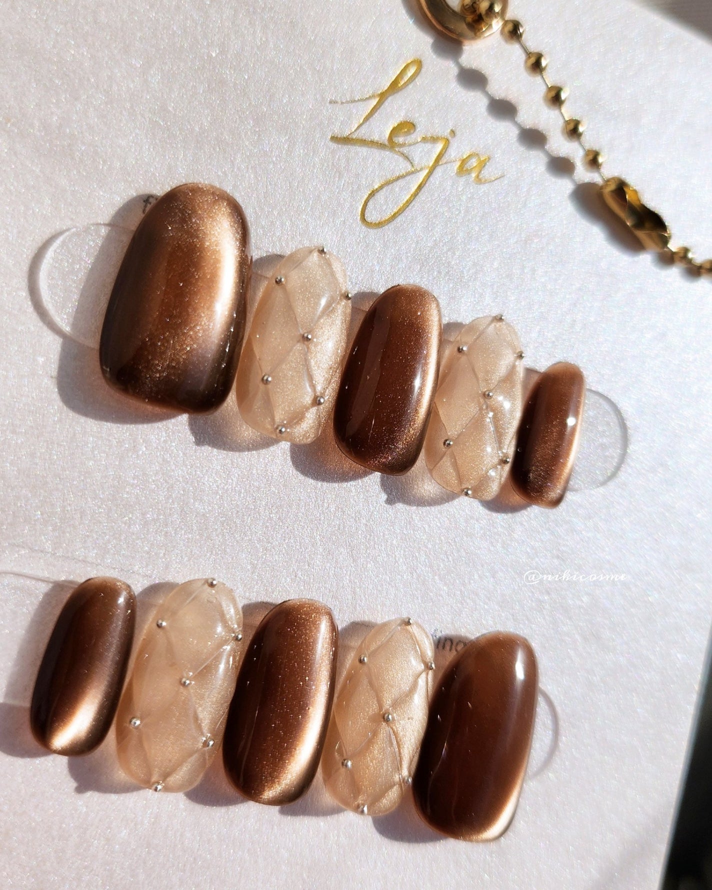 niki🫧🧊@トレンド×上品めメイク on LIPS 「𝙼𝚘𝚍𝚊3D水光ネイルキルティングベージュブラウンマグネットオ..」(5枚目)